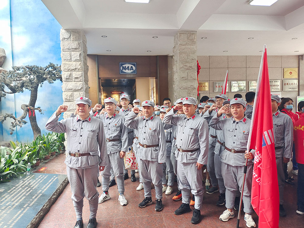 4口岸生长机关支部联合供应链支部赴句容茅山新四军纪念馆开展党史教育活动。在新四军纪念馆展馆大厅，全体党员面临党旗，高举右手重温入党誓词，再次体会作为一名共产党员的责任感和使命感。.jpg